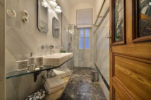 Dusche, Haartrockner, Handtücher, Seife