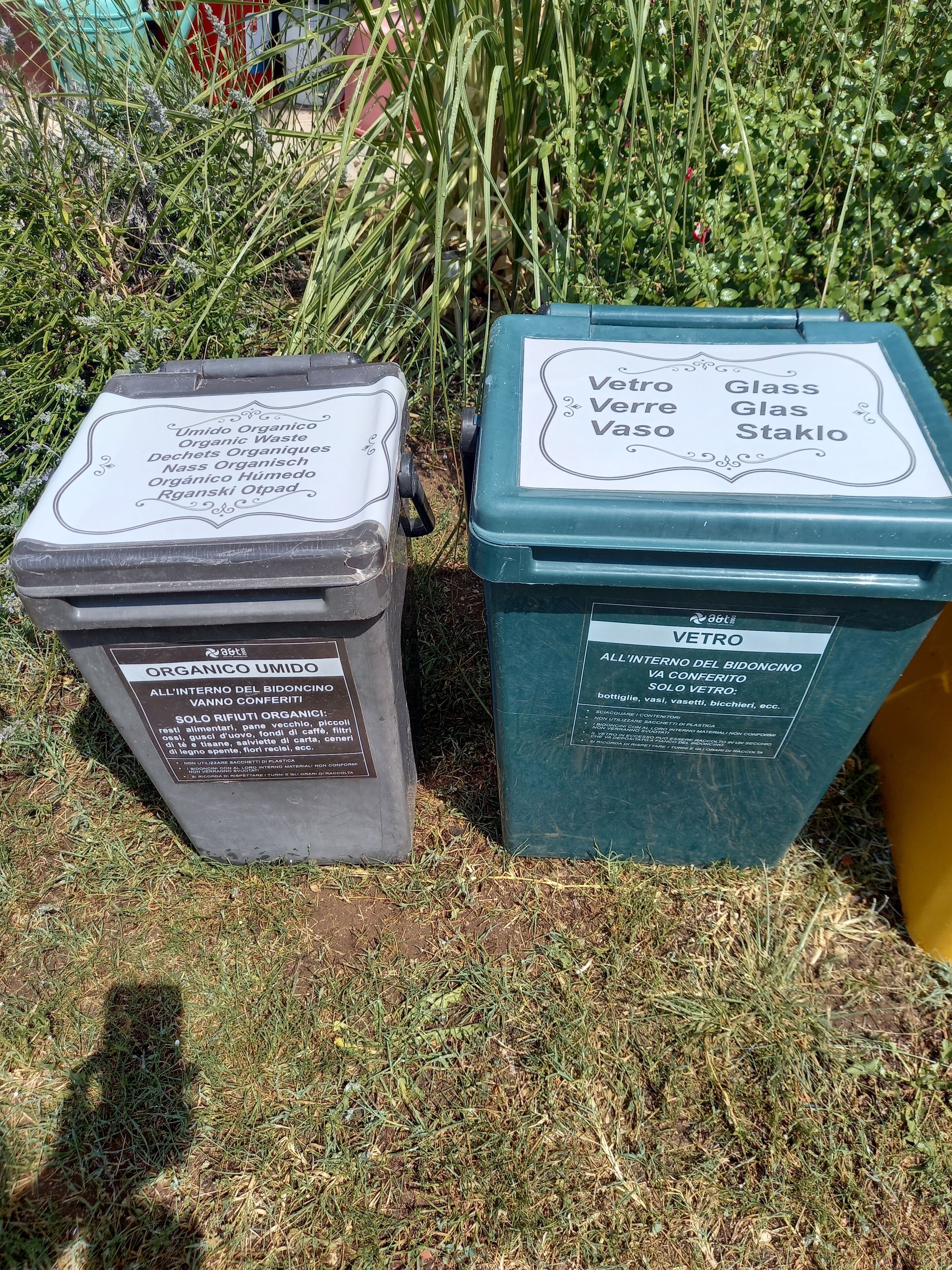 Deux poubelles, clairement identifiées pour les déchets organiques et le verre, sont placées à l’extérieur, sur la pelouse.