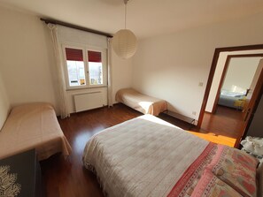 6 bedrooms, desk, iron/ironing board, free WiFi