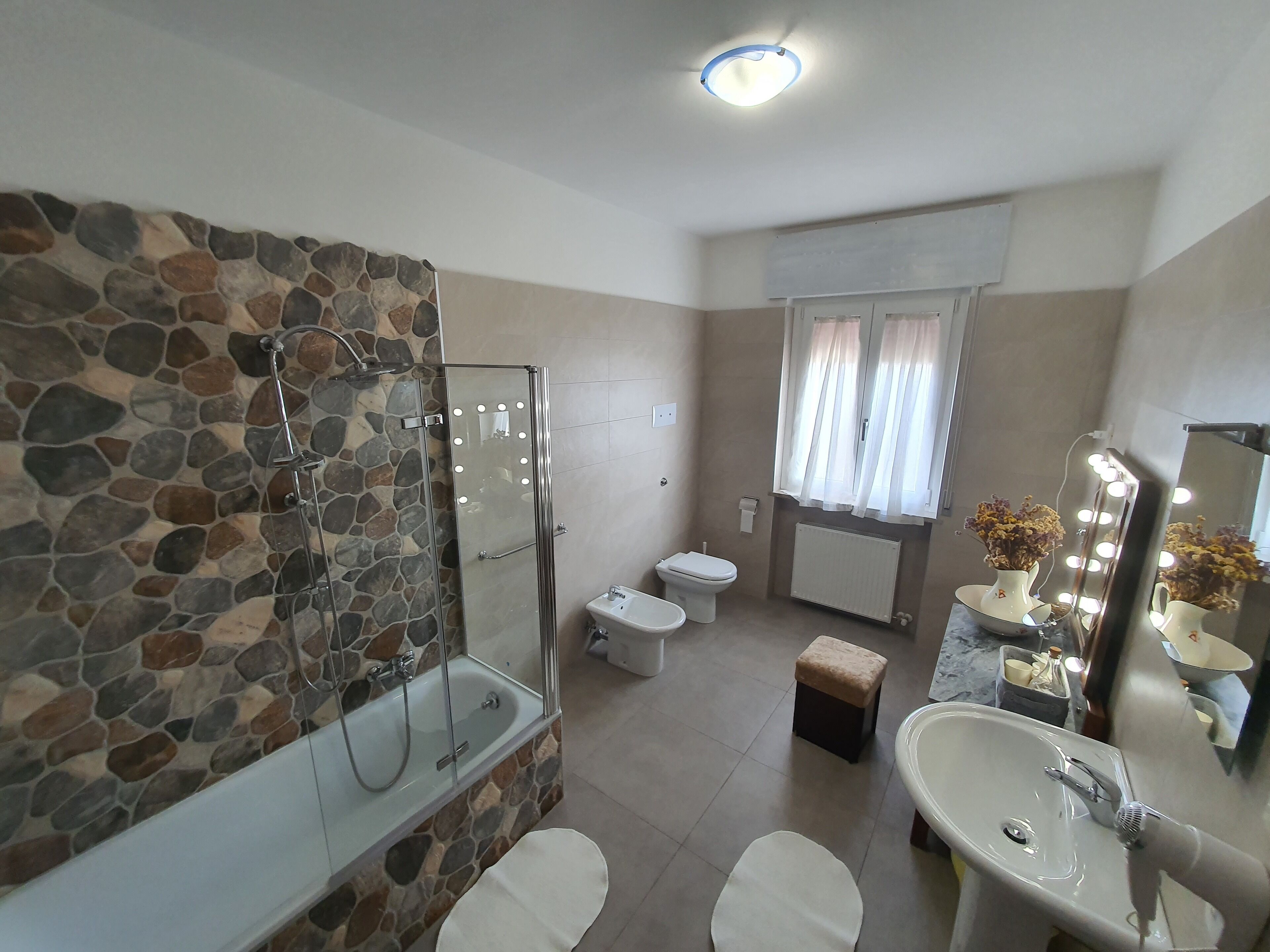 Combinazione doccia/vasca, asciugacapelli, bidet, asciugamani