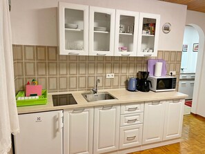 Fridge, toaster, cookware/dishes/utensils - Apartments Ana, (15466), Umag, hr (Umag)
