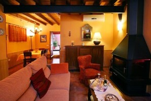 テレビ、暖炉、DVD プレーヤー、書庫