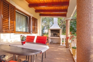 Outdoor dining - Apartments and rooms Petrica, (13274), Njivice, hr (Njivice)