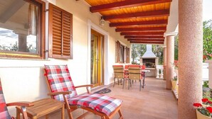 Outdoor dining - Apartments and rooms Petrica, (13274), Njivice, hr (Njivice)