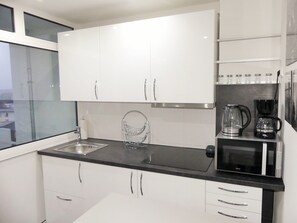 Jääkaappi, mikroaaltouuni, uuni, liesi