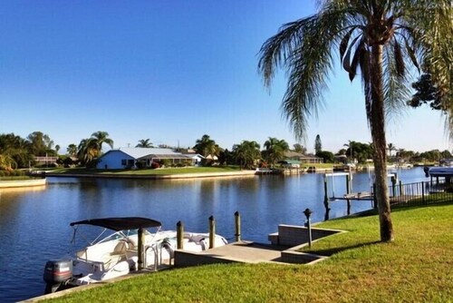 Villa with heated pool, fantastic view, great location and direct sea access!