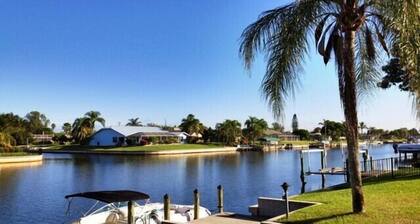 Villa con piscina climatizada, fantásticas vistas, excelente ubicación y acceso directo al mar.