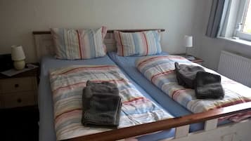2 bedrooms, travel cot, free WiFi, bed sheets