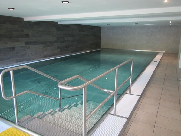 من حمّامات السباحة المغطاة