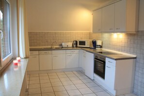 Kühlschrank, Mikrowelle, Ofen, Geschirrspüler