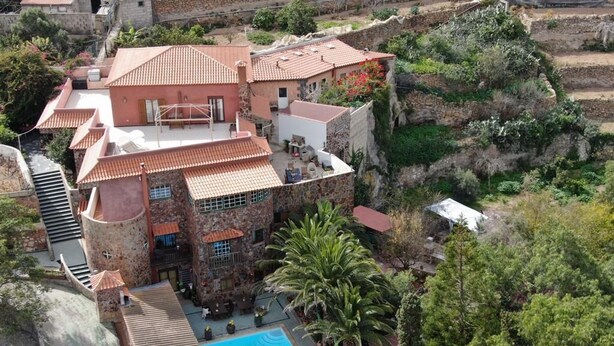A large villa with a swimming pool, terraced gardens, and a stone facade. - Tropical finca, sea view, mountain panorama, sandy beach 5 minutes (Arico)