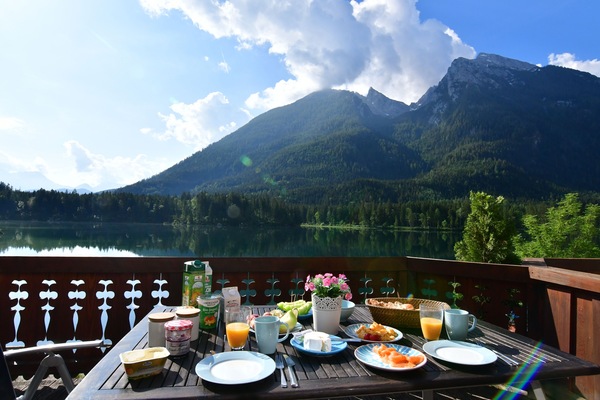 Schönster Frühstücksausblick mit direkter Sicht auf den Hintersee und Hochkalter