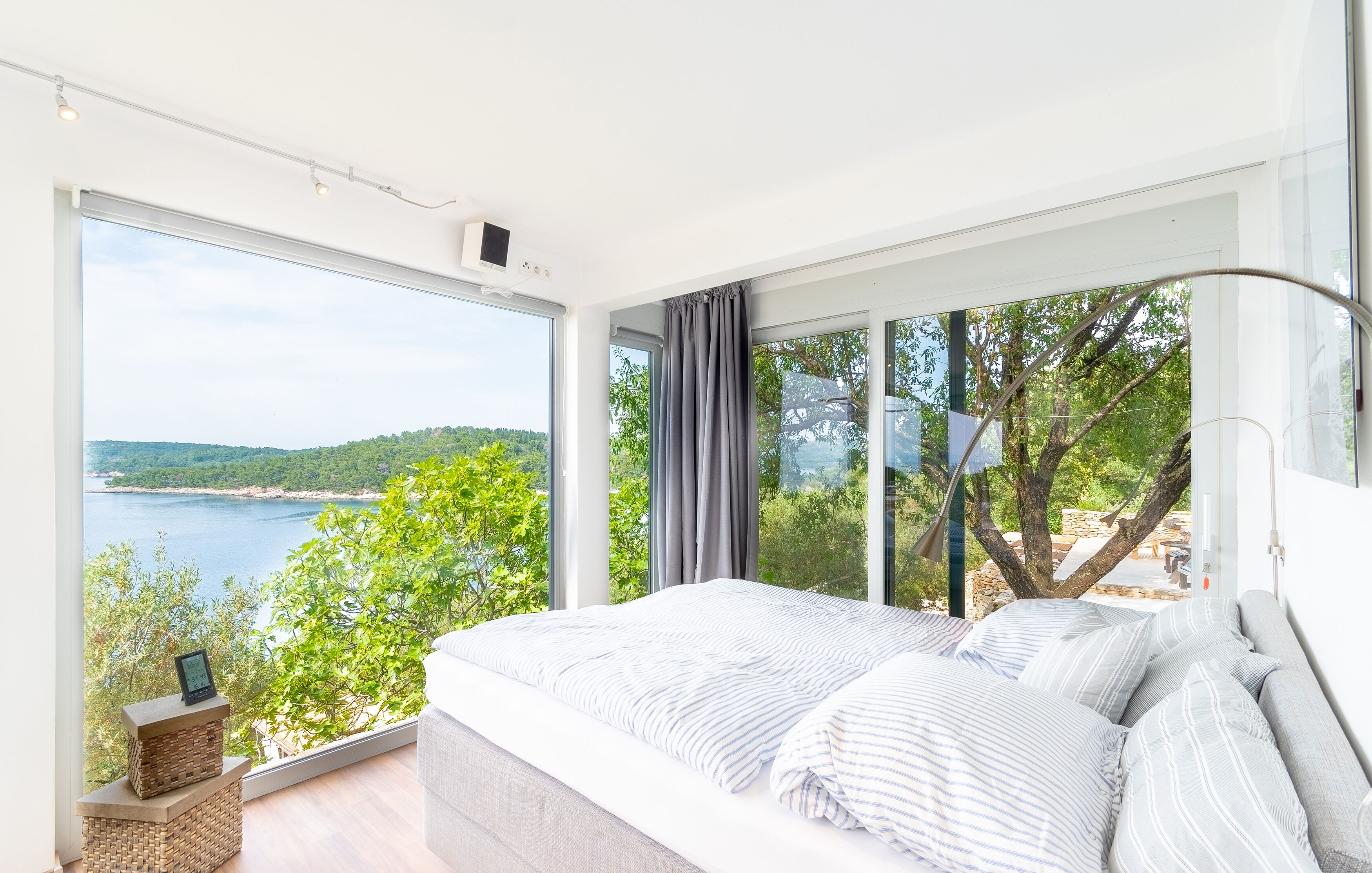 4 bedrooms, desk, iron/ironing board, free WiFi