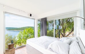 4 bedrooms, desk, iron/ironing board, free WiFi