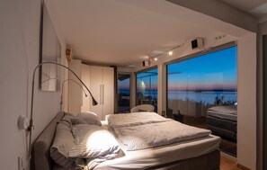 4 bedrooms, desk, iron/ironing board, free WiFi