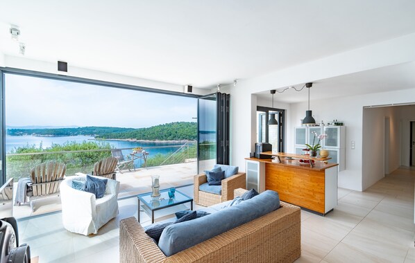 Smart TV, fireplace, DVD player, table tennis