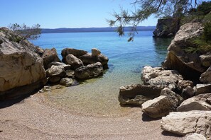 Nära stranden och solstolar