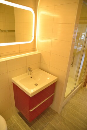 Dusche, Haartrockner, Handtücher, Toilettenpapier