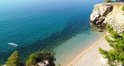Private oasis for up to 6 adults with swimming pool, sea view & 2 beaches nearby