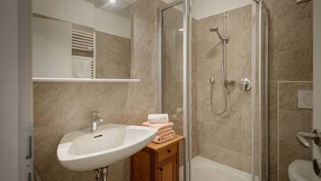 Dusche, Haartrockner, Bidet, Handtücher