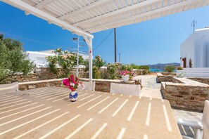 Outdoor dining - Villa in a quiet area with fantastic view on the port, near sandy beaches (Antiparos)