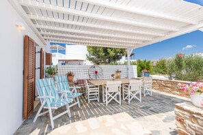 Outdoor dining - Villa in a quiet area with fantastic view on the port, near sandy beaches (Antiparos)