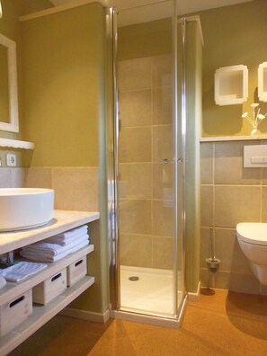 Dusche, Haartrockner, Handtücher, Seife