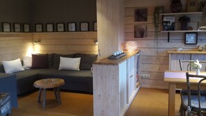 Fernseher, DVD-Player, Bücher, Stereoanlage