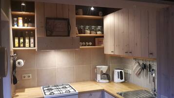 Fridge, oven, stovetop, coffee/tea maker