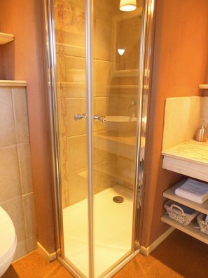 Dusche, Haartrockner, Handtücher, Seife