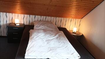 2 bedrooms, iron/ironing board, travel cot, WiFi