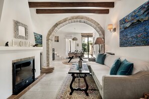 Televisio, takka, DVD-soitin, pöytätennispöytä