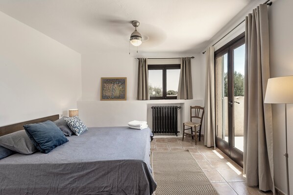 6 bedrooms, iron/ironing board, travel cot, WiFi