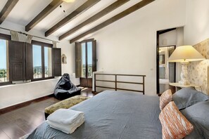 6 makuuhuonetta, silitysrauta/-lauta, vauvan matkasänky, Wi-Fi