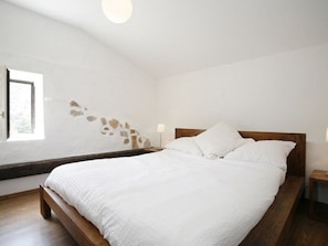 1 habitación, tabla de planchar con plancha, cuna de viaje y wifi