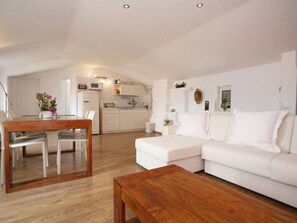 Smart-TV, DVD-spiller, bøker og musikkbibliotek