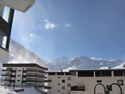 SMALL BUILDING NEAR THE SLOPES SOUTH FACING ROCHES ROUGES B20