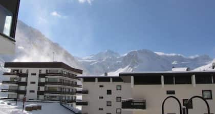 SMALL BUILDING NEAR THE SLOPES SOUTH FACING ROCHES ROUGES B20