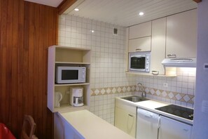 Jääkaappi, mikroaaltouuni, uuni, astianpesukone