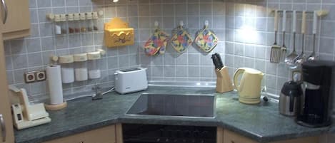 Réfrigérateur, four à micro-ondes, surface de cuisson, lave-vaisselle