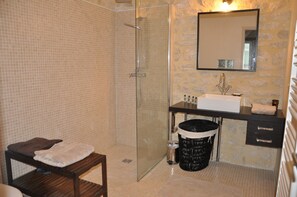 Bañera, secador de pelo, toallas, papel higiénico