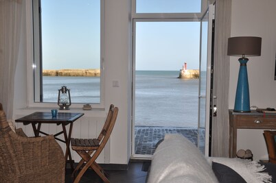 Seafront, exceptional sea view, charm, fireplace and luxury comfort, 100m2