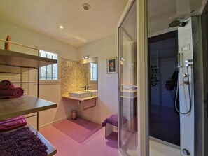 Douche, sèche-cheveux, serviettes fournies, savon