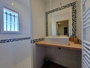 Douche, sèche-cheveux, serviettes fournies, savon