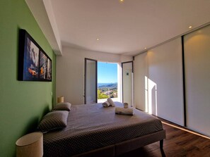 6 chambres, coffres-forts dans les chambres, fer et planche à repasser