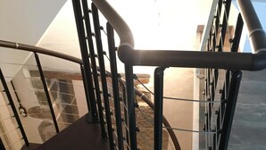Eine Treppe mit Glasgeländer und Metallhandläufen.