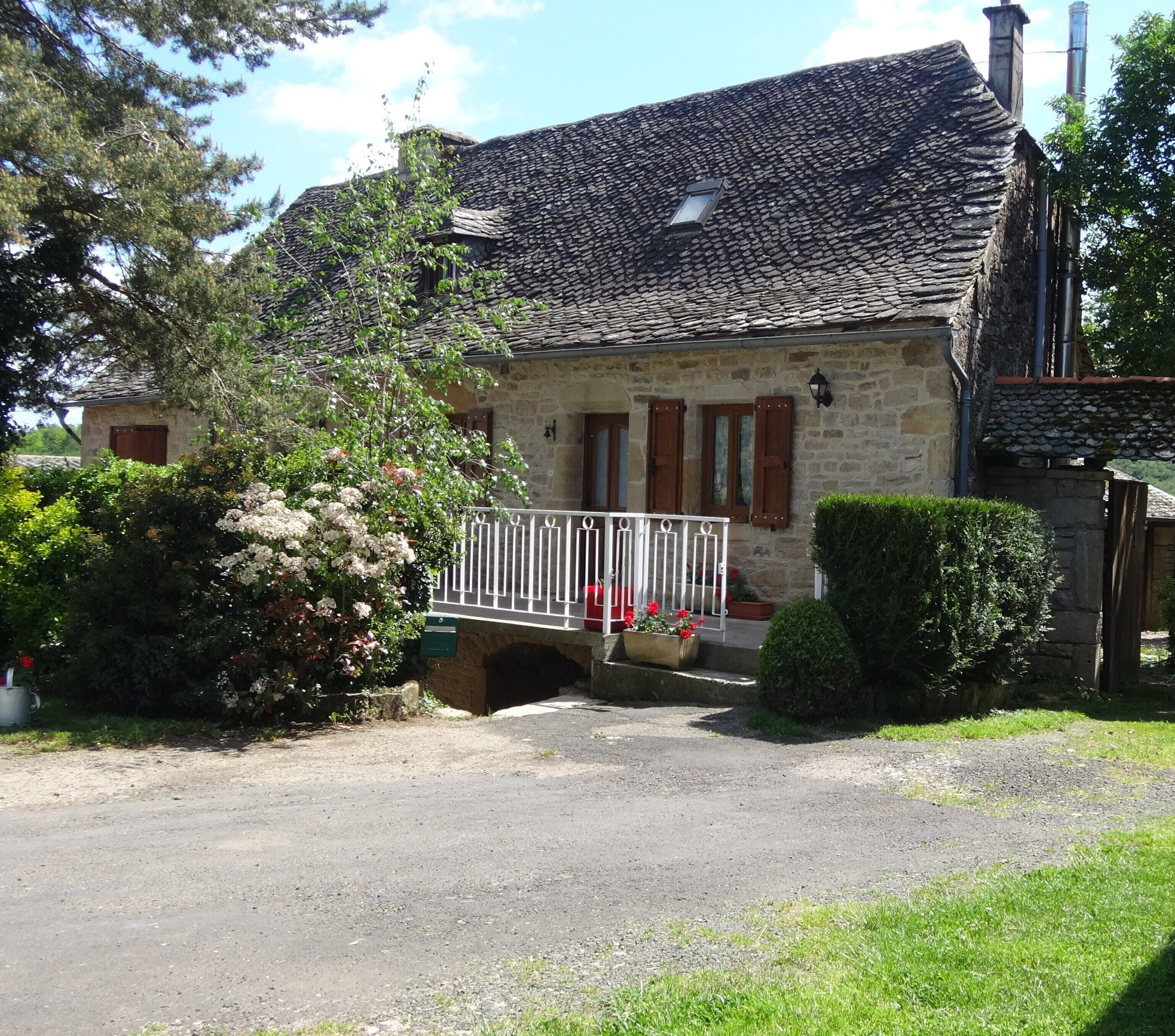 Domaine de Majorac , maison de caractère ESTAING (Aveyron) près GR65