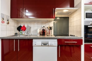 Kjøleskap, mikrobølgeovn, ovn og kokeplater