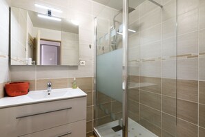Dusche, kostenlose Toilettenartikel, Haartrockner, Toilettenpapier