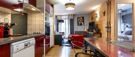 Réfrigérateur, micro-ondes, four, plaque de cuisson